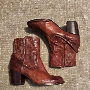 Frye Chestnut Leather Heeled Boots. Western country real leather boot.